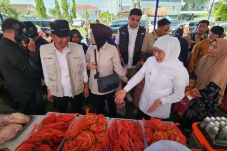 Warga Bojonegoro Serbu Pasar Murah Pemprov Jatim, Sembako Ludes Diburu Jelang Iduladha Foto BeritaJatim.com
