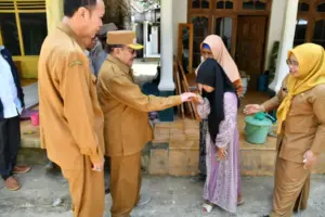 Anak Yatim Tinggal di Tempat Tak Layak Huni, Pemkab dan Baznas Sumenep Turun Tangan Foto BeritaJatim.com