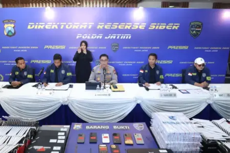 Polda Jatim Ungkap Sindikat Penyalahgunaan Data SIM Card untuk OTP, Tiga Tersangka Ditangkap Foto BeritaJatim.com