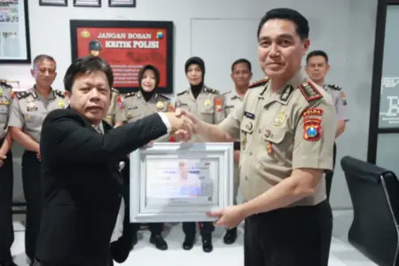 Bidhumas Polda Jatim Raih Penghargaan Lemkapi, Dinilai Cepat dan Akurat Sampaikan Informasi Publik Foto BeritaJatim.com