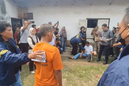 Rekonstruksi Menantu Bunuh Mertua di Mojokerto, Tersangka Peragakan 48 Adegan Foto BeritaJatim.com