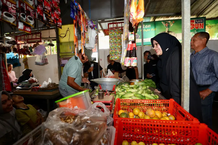 Pemkab Banyuwangi Bebaskan Retribusi Pedagang Pasar Setiap Akhir Pekan, Ringankan 6.500 Pelaku Usaha Foto BeritaJatim.com