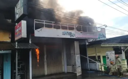 Ruko Oleh-oleh Haji dan Umroh di Jombang Ludes Terbakar, Kerugian Rp250 Juta Foto BeritaJatim.com