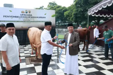 Idul Adha Polda Jatim Salurkan Ratusan Hewan Kurban untuk Masyarakat Foto BeritaJatim.com