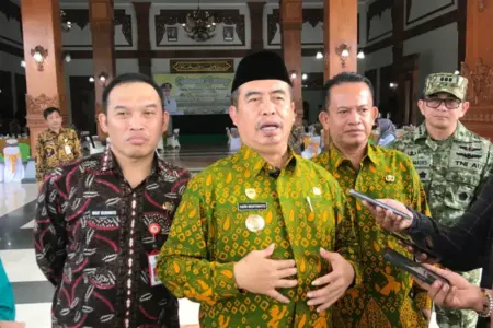 Pemkab Madiun Bakal Tempeli Rumah Penerima Bansos dengan Stiker, Penolak Dianggap Mundur Foto BeritaJatim.com