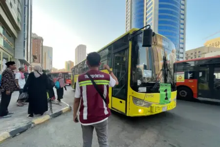 Siaga 24 Jam, Petugas Halte Pastikan Jemaah Jawa Timur Tak Salah Rute Bus Shalawat Foto BeritaJatim.com