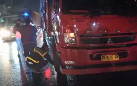Tangis Ina Marlina Pecah Saksikan Suami dan Anaknya Tewas Terlindas Truk di Mojoagung Jombang Foto BeritaJatim.com