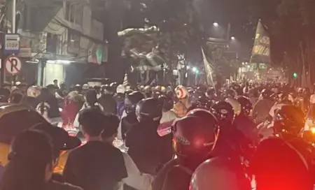 Bonek Padati Jalanan Kota Surabaya di Puncak HUT ke-99 Persebaya Foto BeritaJatim.com