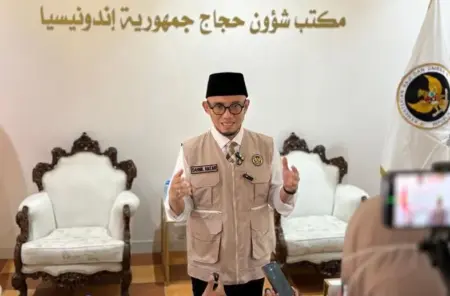 Pesawat Haji Banten Delay Berjam-jam di Jeddah, Wamenhaj Dahnil Tegur Keras Maskapai Foto BeritaJatim.com