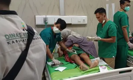 Gelar Khitanan Massal, Pemkab Madiun Tekankan Edukasi Cegah Risiko Penyakit Sejak Dini Foto BeritaJatim.com