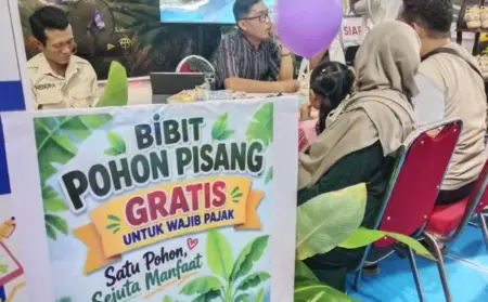 Bayar PBB di Festival Muharram, Warga Bondowoso Dapat Hadiah Bibit Pisang atau Gula Kucing Foto BeritaJatim.com
