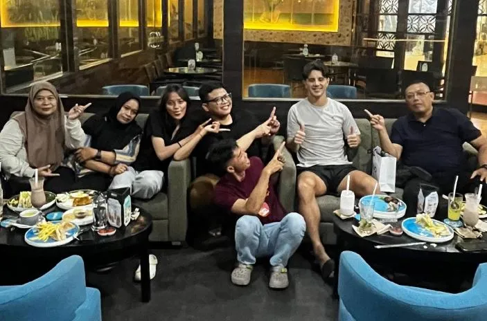 Tangis Masseur Persebaya Pecah Saat Bruno Moreira Pergi: Kamu Bapakku di Indonesia Foto BeritaJatim.com