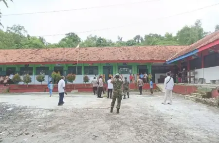 Kasihan Siswa Masih Ujian, Ahli Waris Urungkan Segel SDN Lerpak 2 Bangkalan Foto BeritaJatim.com
