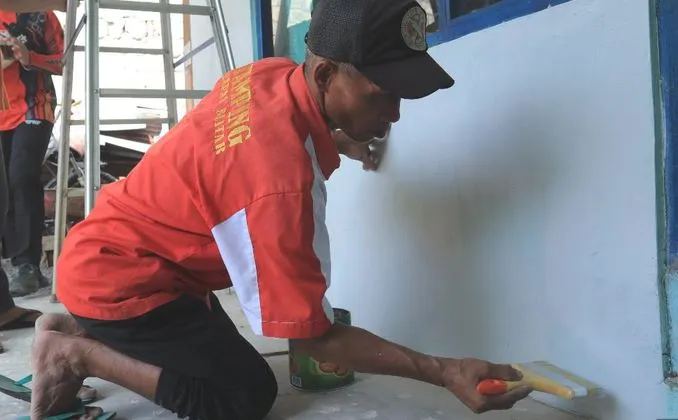 Ketika Narapidana Lapas Blitar Turun Tangan Bedah Rumah Warga Miskin Foto BeritaJatim.com