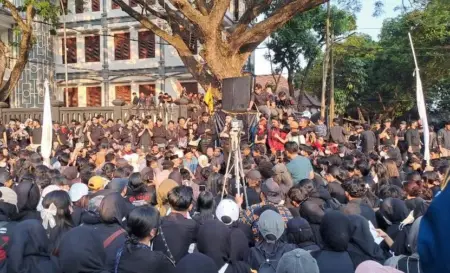 Temui Demo Mahasiswa, Ketua DPRD Kota Malang Nyatakan Tolak MBG Foto BeritaJatim.com