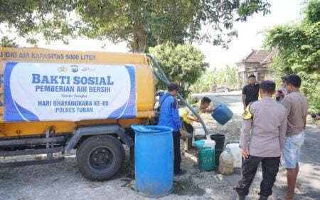 Polres Tuban Salurkan 40 Ribu Liter Air Bersih ke Desa Terdampak Kekeringan Foto BeritaJatim.com