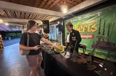 Tradisi Jamasan Pusaka Banyuwangi Tarik Wisatawan Prancis, Keris Ratusan Tahun Jadi Perhatian Foto BeritaJatim.com