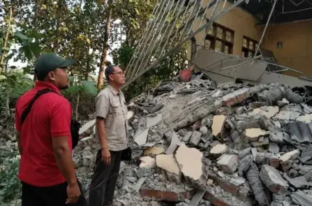 Atap SDN Trantang Tuban Roboh, Dinas Pendidikan Lakukan Asesmen Cepat Foto BeritaJatim.com