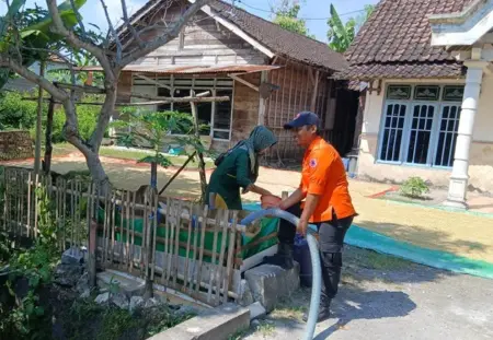 Status Kekeringan Belum Terbit, BPBD Bojonegoro Sudah Distribusikan Air Bersih Foto BeritaJatim.com