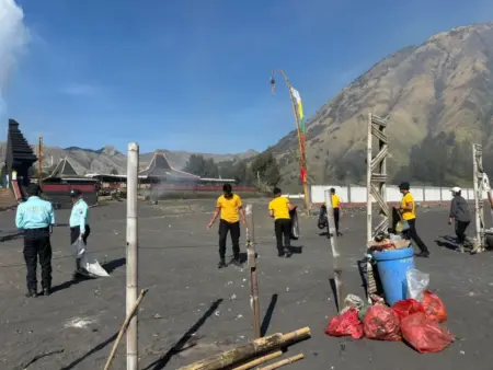 Pascakasada 2026, Polres Probolinggo Bersama Warga Bersihkan Kawasan Bromo Foto BeritaJatim.com