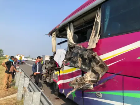 Bus Tiara Mas Hantam Truk Tangki di Tol Paspro, Sopir Melarikan Diri, Hanya Ditemukan Botol Miras Foto BeritaJatim.com