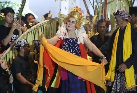 Tradisi Seblang Bakungan Kembali Digelar, Ribuan Wisatawan Saksikan Ritual Sakral Suku Osing Banyuwangi Foto BeritaJatim.com