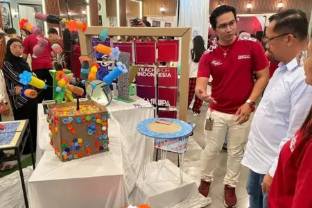 Mahasiswa Binus Malang Sulap Sampah Plastik Jadi Furniture Bernilai Ekonomi Foto BeritaJatim.com