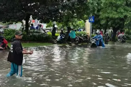 Sawahan Surabaya Terendam Banjir Usai Hujan Deras, Warganet: Sebelumnya Tidak Pernah Seperti Ini Foto BeritaJatim.com
