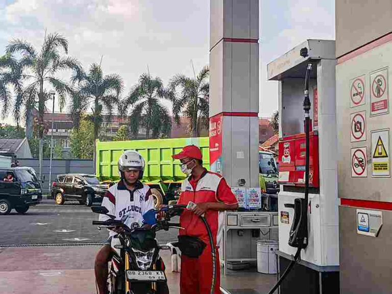 Harga Pertamax Naik, Pengguna Sepeda Motor di Lumajang Banyak Beralih ke Pertalite Foto BeritaJatim.com