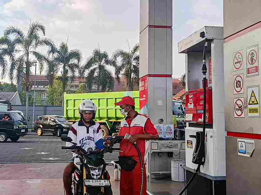 Harga Pertamax Naik, Pengguna Sepeda Motor di Lumajang Banyak Beralih ke Pertalite Foto BeritaJatim.com
