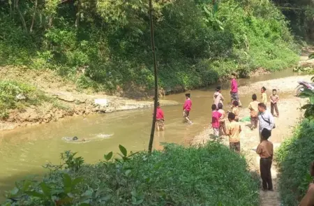 Pelajar di Sampang Seberangi Sungai ke Sekolah, Jika Air Deras Terpaksa Diliburkan Foto BeritaJatim.com
