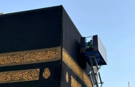 Laporan Langsung dari Makkah: Melihat Prosesi Pergantian Kiswah Ka’bah Foto BeritaJatim.com