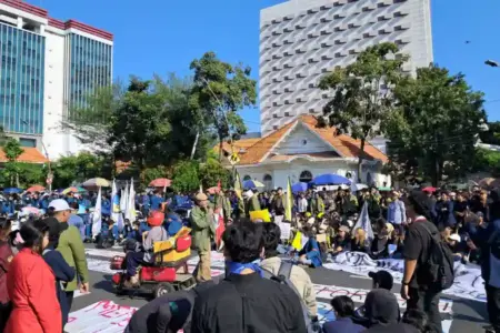 Ratusan Mahasiswa Mulai Kepung Gedung Negara Grahadi Foto BeritaJatim.com