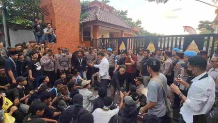 Ratusan Mahasiswa Demo di DPRD Kota Mojokerto, Ketua DPRD Janjikan Aspirasi Diteruskan ke DPR RI Foto BeritaJatim.com