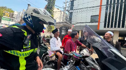 Lansia 90 Tahun Hilang Saat Haul Akbar di Gresik, Polisi Berhasil Temukan dan Satukan Kembali dengan Keluarga Foto BeritaJatim.com