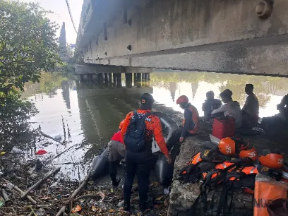 Pamit Pergi Memancing, Pemuda Surabaya Dilaporkan Tenggelam di Kali Lamong Foto BeritaJatim.com