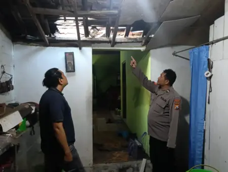 Ngeri! Balon Udara Berisi Petasan Hantam Atap Rumah di Gresik, Dua Penghuni Terluka Foto BeritaJatim.com