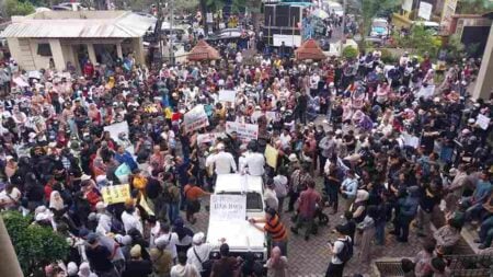 Demonstran Pro MBG Tuding ada Pengkhianat Bangsa yang Bikin Negara Tak Kondusif Foto BeritaJatim.com