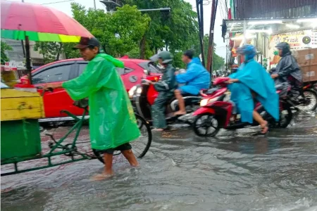 Mitigasi Bencana Banjir Surabaya, Wali Kota Eri Perintahkan Penertiban Aset IPT Jadi Bozem Foto BeritaJatim.com