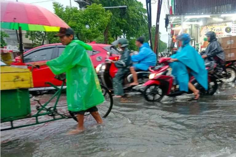 Mitigasi Bencana Banjir Surabaya, Wali Kota Eri Perintahkan Penertiban Aset IPT Jadi Bozem Foto BeritaJatim.com