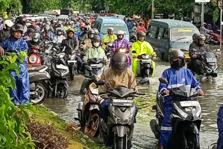 Surabaya Dikepung Banjir, DSDABM Sebut Hujan Deras dan Air Laut Pasang Jadi Penyebab Foto BeritaJatim.com