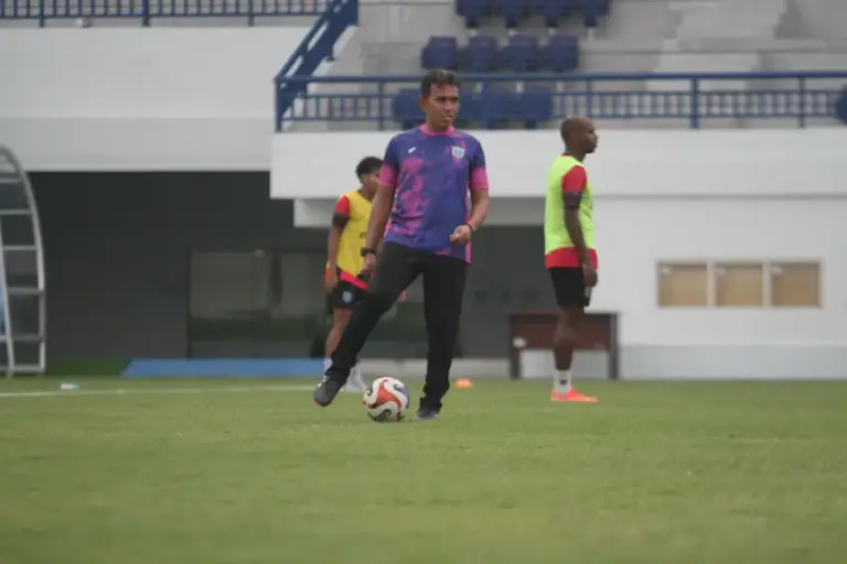 Tolak Tawaran Klub Lain, Ini Alasan Bima Sakti Pilih Perpanjang Kontrak di Persela Lamongan Foto BeritaJatim.com
