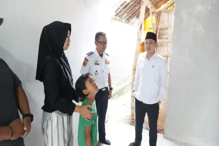 Tinjau Bedah Rumah Warga Kaligoro Mojokerto, Bupati: Progres 90 Persen Foto BeritaJatim.com