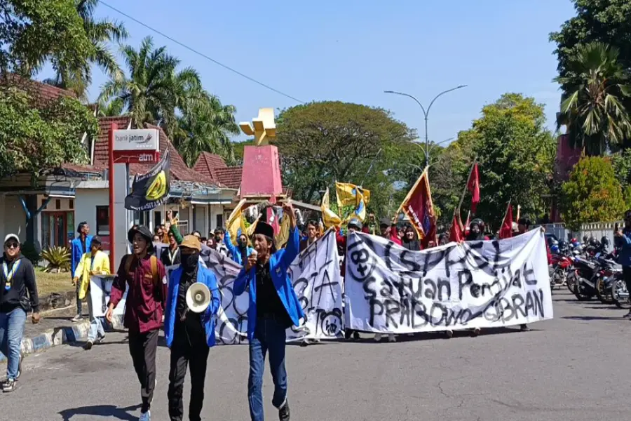 Mahasiswa Geruduk DPRD Lumajang, Protes Program MBG dan Kenaikan BBM Foto BeritaJatim.com
