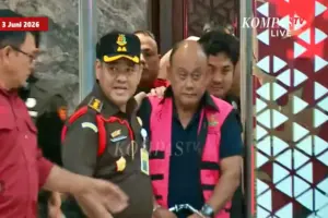 Mantan Kepala BGN Dadan Hindayana Ditahan Kejaksaan Agung Foto BeritaJatim.com