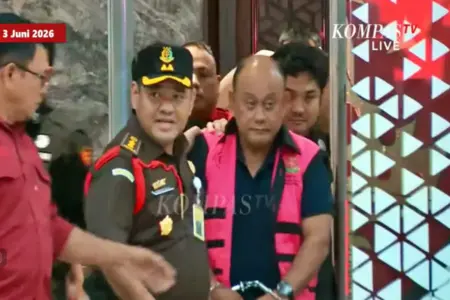 Mantan Kepala BGN Dadan Hindayana Ditahan Kejaksaan Agung Foto BeritaJatim.com