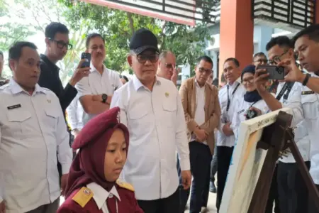 Berkunjung ke SRMP 16 Kota Malang, KSP Beli Lukisan Siswa Sebesar Rp1 Juta Foto BeritaJatim.com