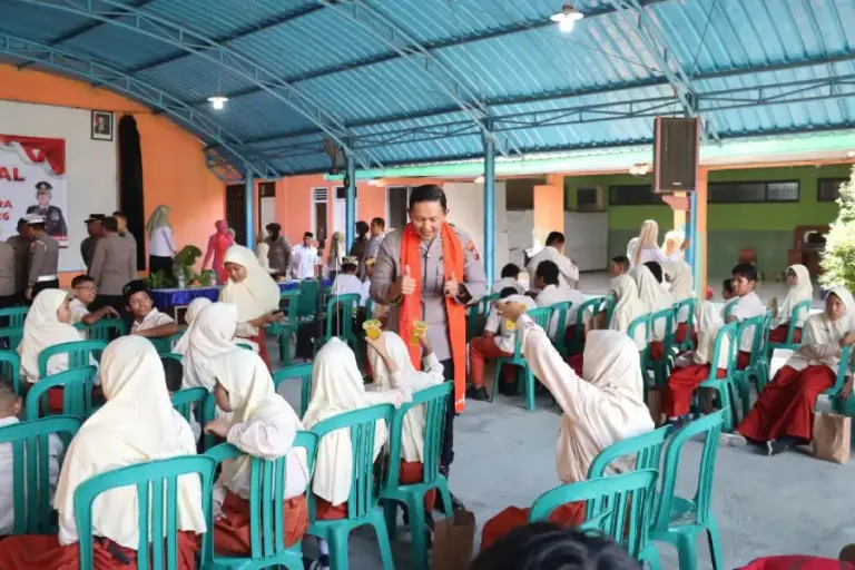Bakti Sosial Hari Bhayangkara, Kapolres Magetan Hadirkan Kebahagiaan bagi Siswa SLBN Karangrejo Foto BeritaJatim.com