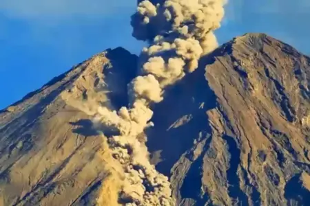 Gunung Semeru Erupsi Disertai Awan Panas Guguran 4,5 Km, BPBD: Belum Berdampak ke Permukiman Foto BeritaJatim.com