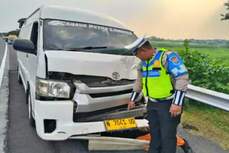 Toyota Hiace Angkut 6 WNA Tabrak Avanza di Tol Surabaya-Mojokerto, Diduga Sopir Mengantuk Foto BeritaJatim.com